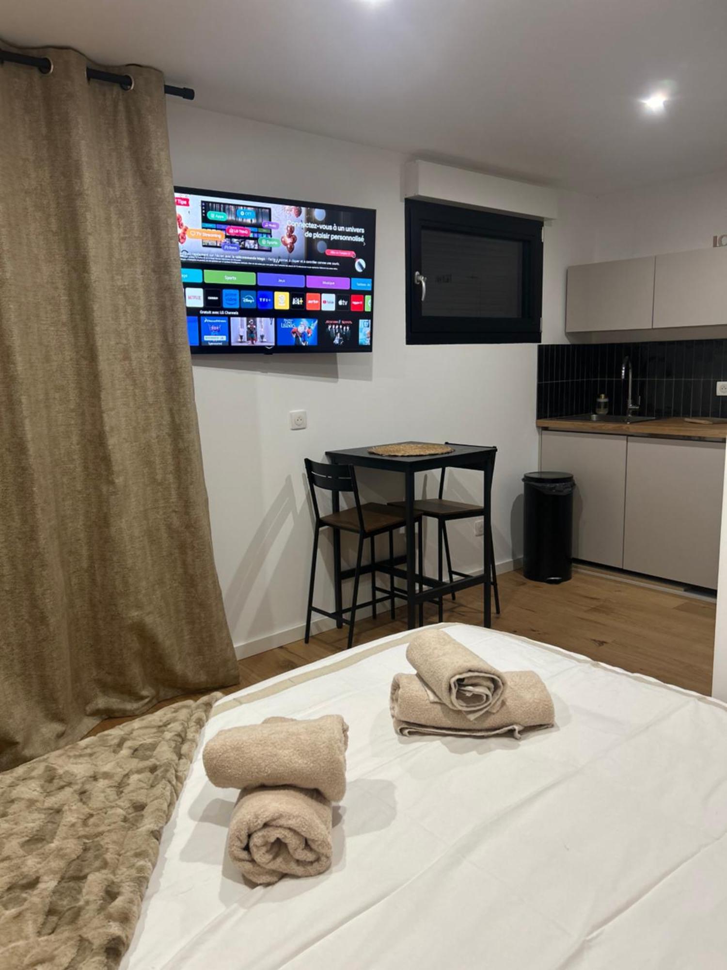 Studio Prestige Avec Terrasse Le Chene Dore Au Coeur Du Centre Touristique Cite Des Loisirs 200 M Du Galaxie,Face Au Snowworld Parking Gratuit Privatif Amnéville Exteriör bild